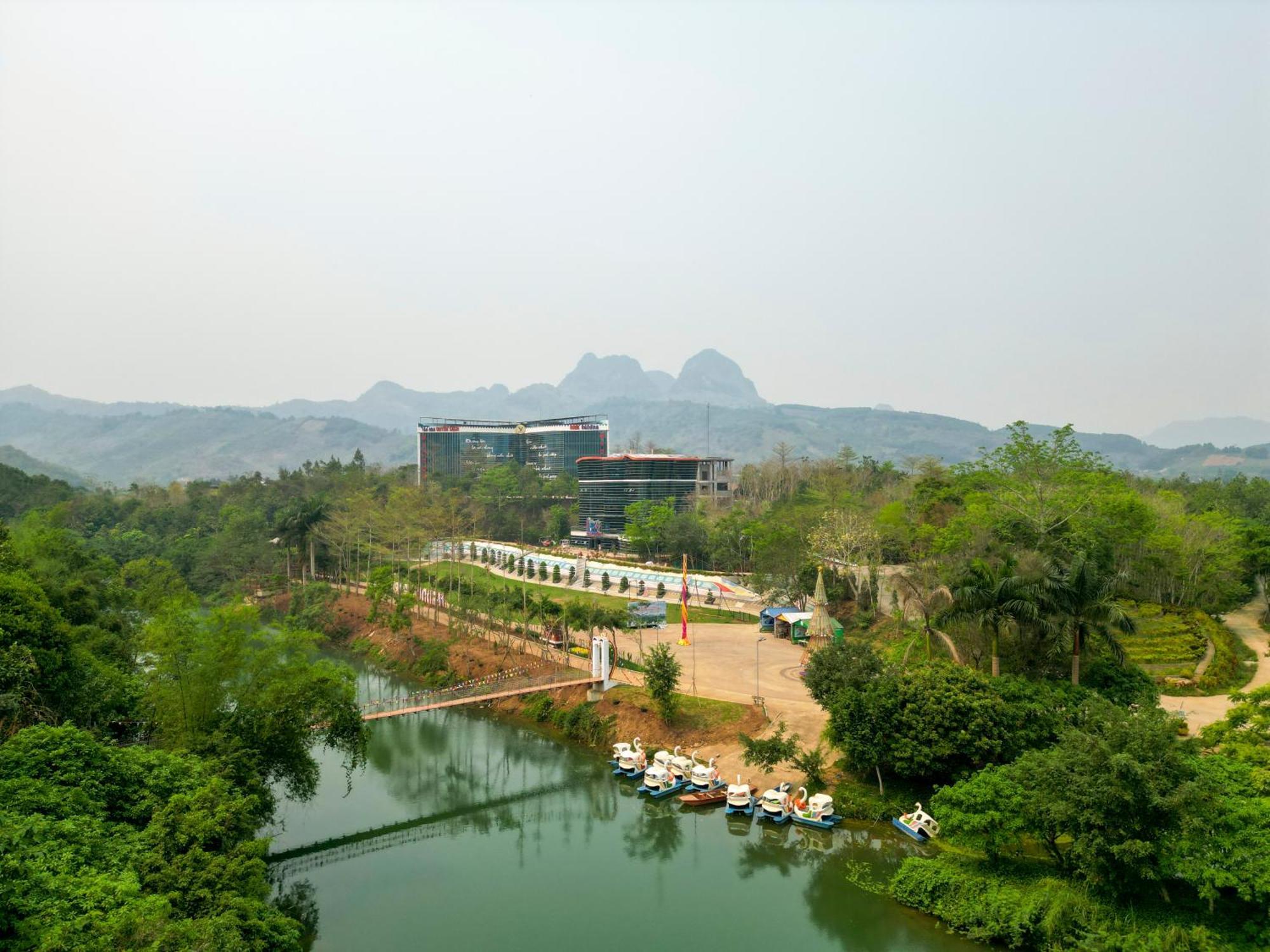 ホテル Meddom Park Cao Phong エクステリア 写真